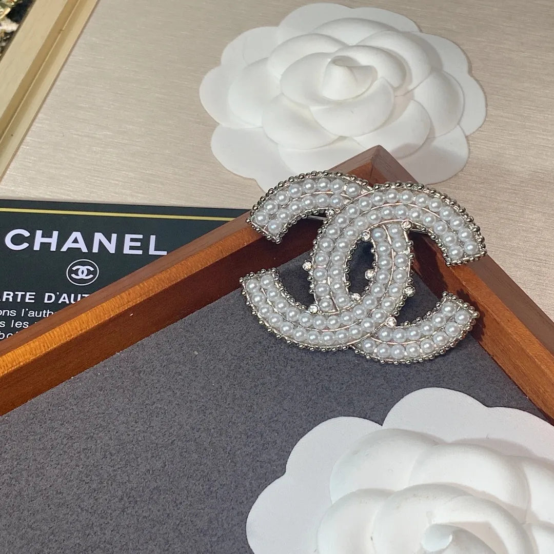 Brooch V375