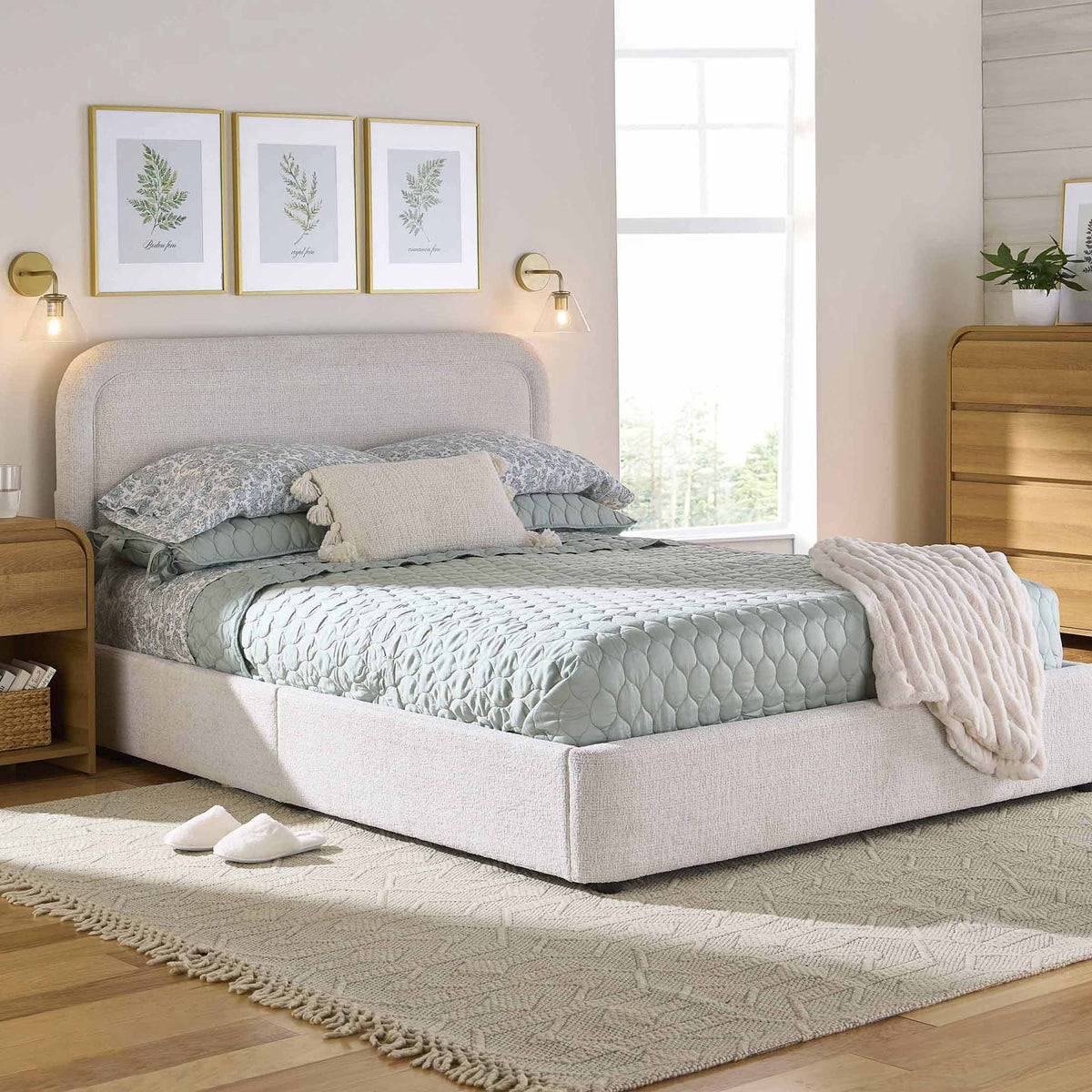 Queen Boucle Platform Bed Y85793