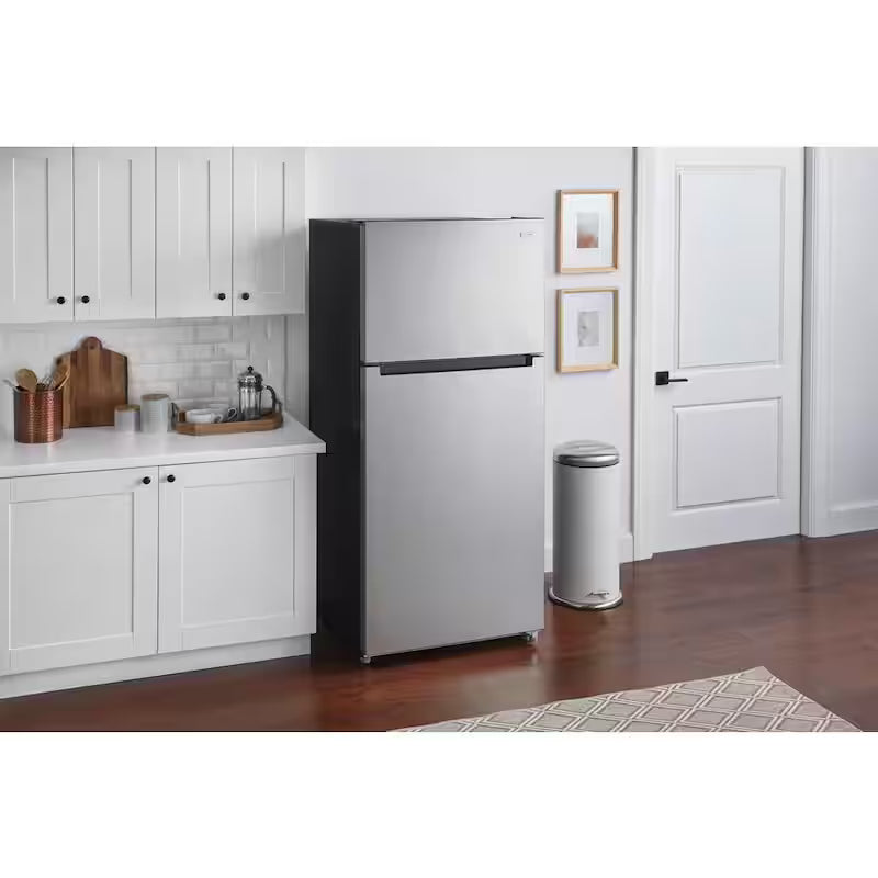 Top Freezer Refrigerator in Stainless Steel Look Q441