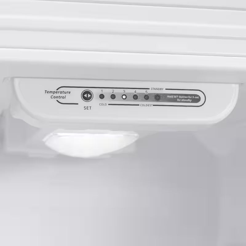Top Freezer Refrigerator in Stainless Steel Look Q441
